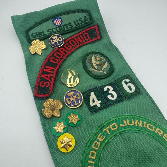 Girl‎ Scouts USA Green Sash with Patches and Pins Vintage - Picture 1 of 4